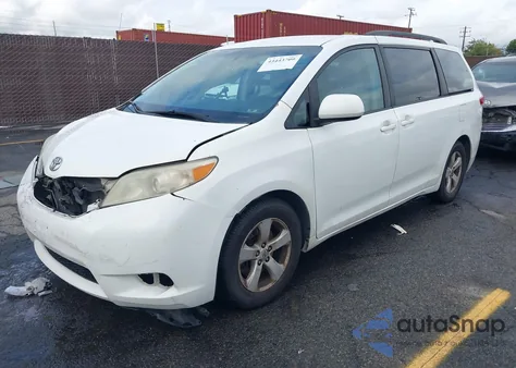 2014 Toyota Sienna Le V6 8 Passenger z USA, uszkodzony, nr VIN 5TDKK3DC4ES489483